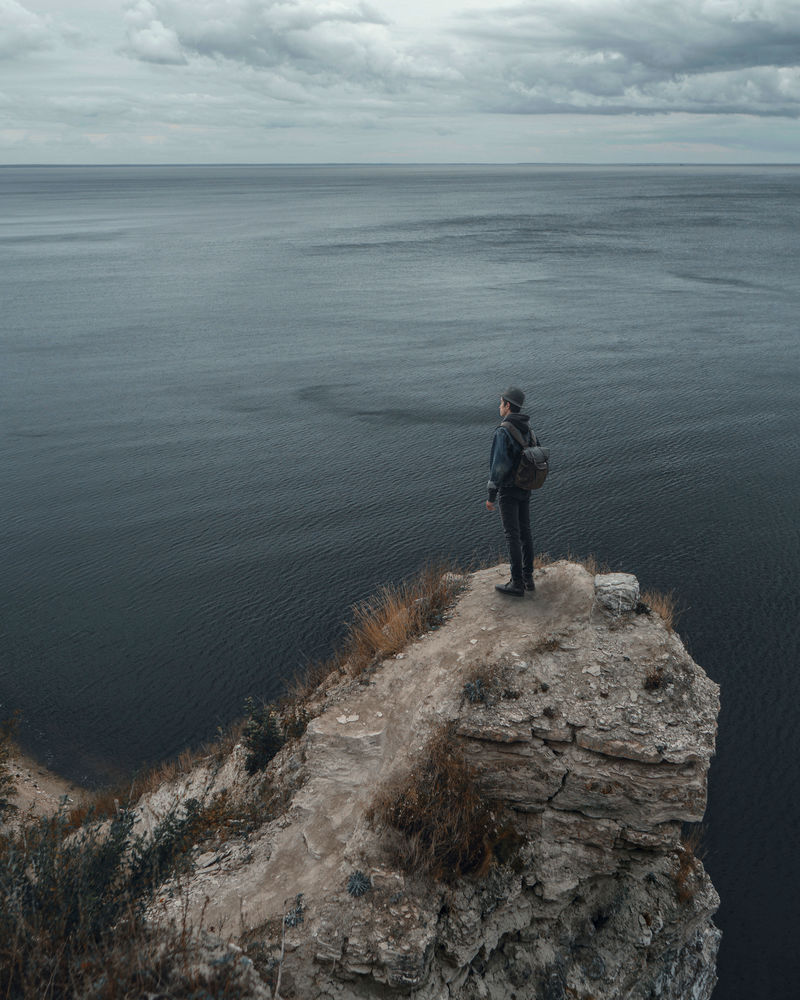 站在山峰上的人
