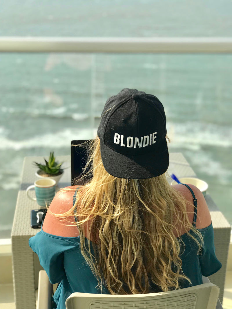 坐在桌子前面棕色椅子上的女人