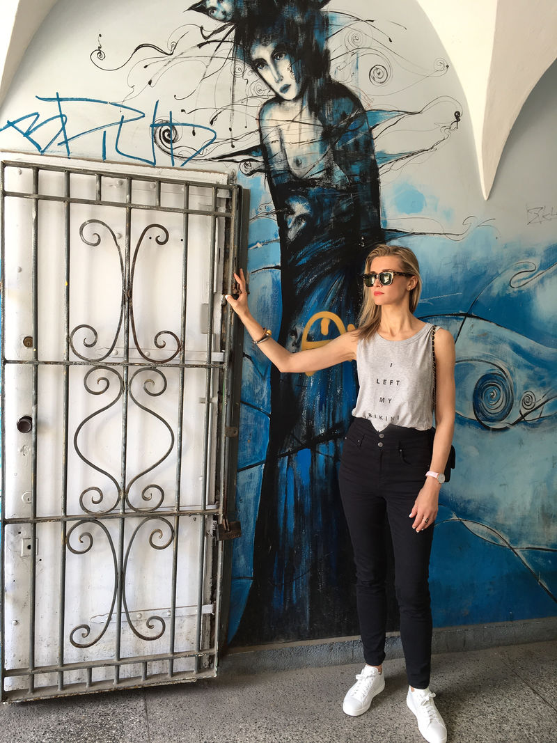 站在灰色大门旁的女人