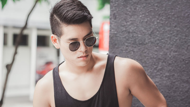 穿黑色背心的男人