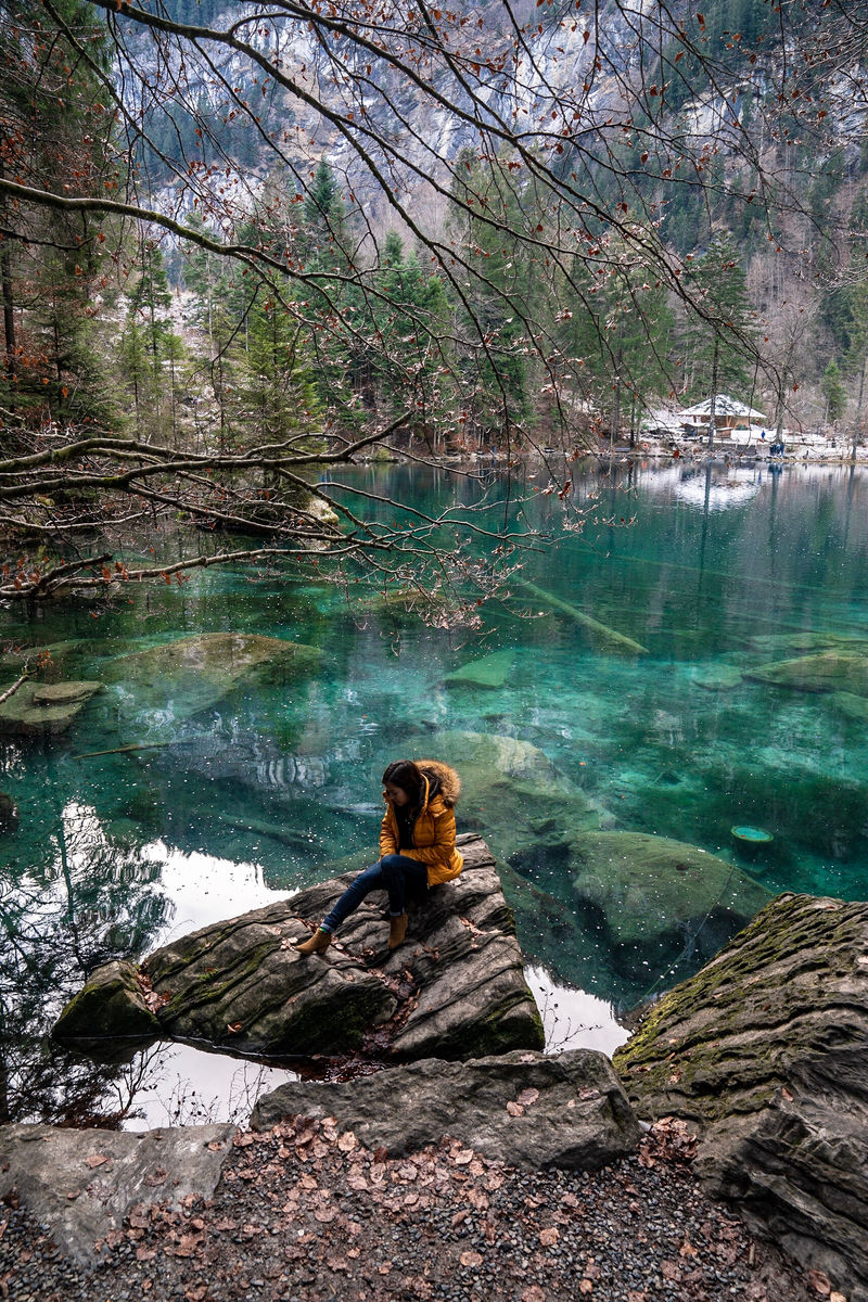 坐在岩石上的女人