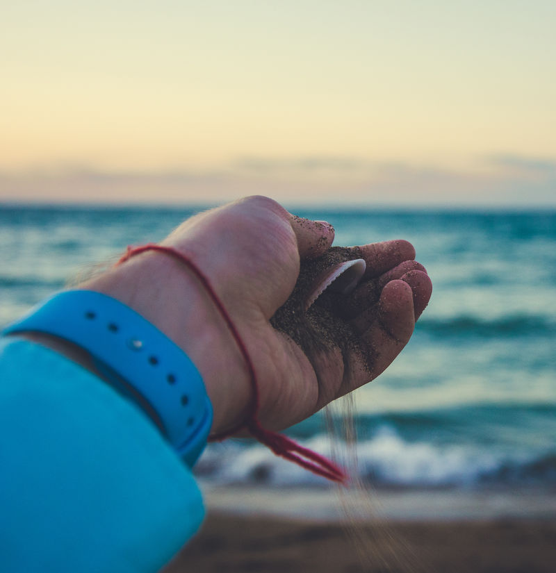 不成对的蓝色和红色人字拖