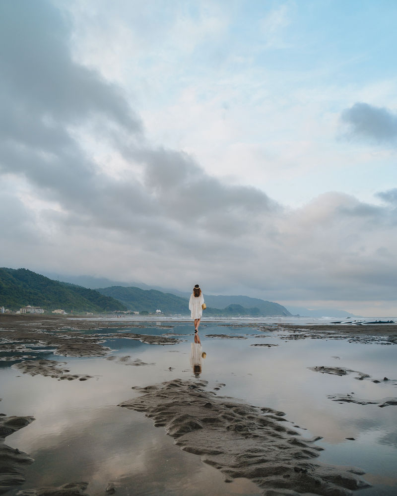 在海边行走的女人