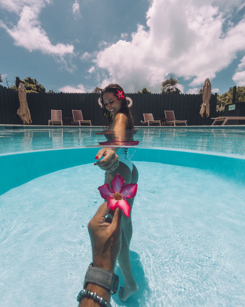 白天站在游泳池里的女人