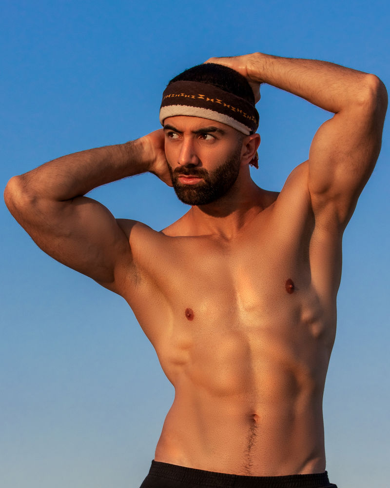 戴头巾的男人拿着头