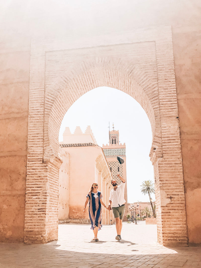 白天男人和女人手牵着手走路