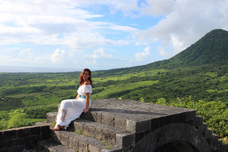 女人坐在灰色的楼梯上在DA期间有山景