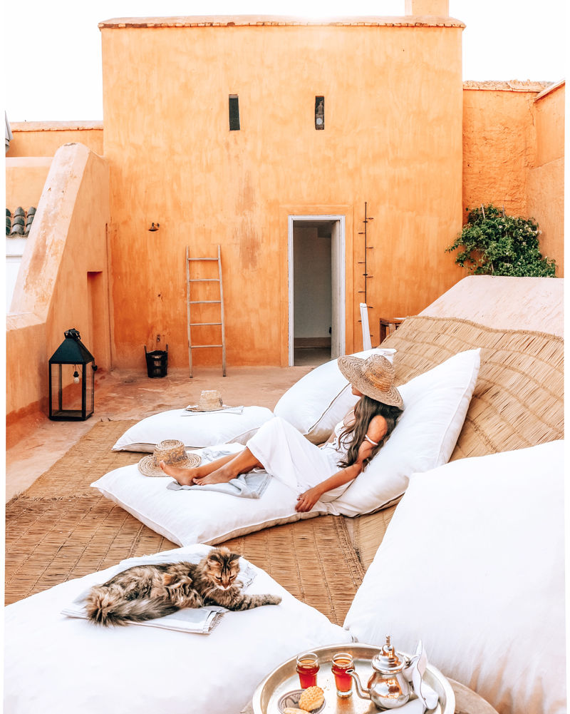 穿白衣服的女人躺在白垫子上