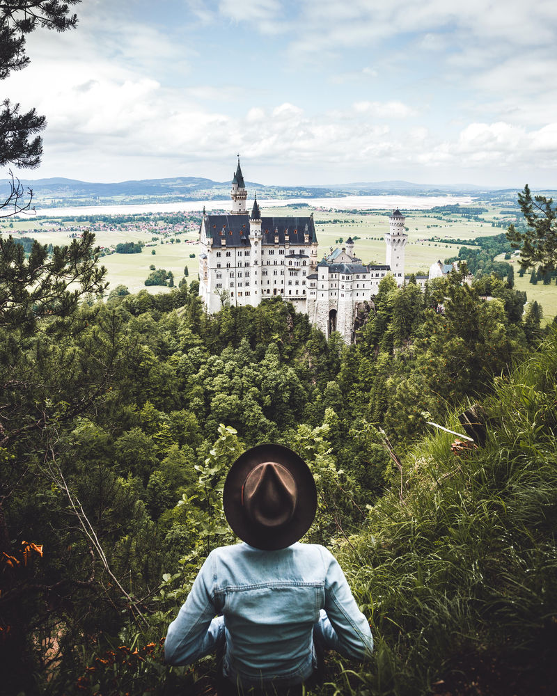 在德国面对裸体爱因斯坦城堡的女人