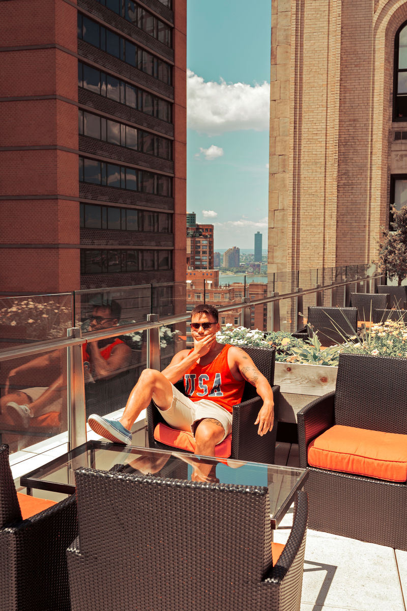 棕色木框玻璃展示柜