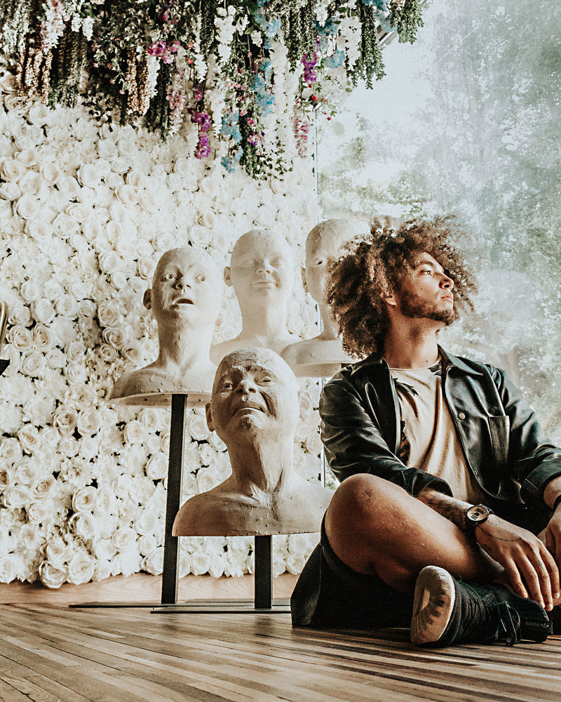 除了四个白头半身像以外的人