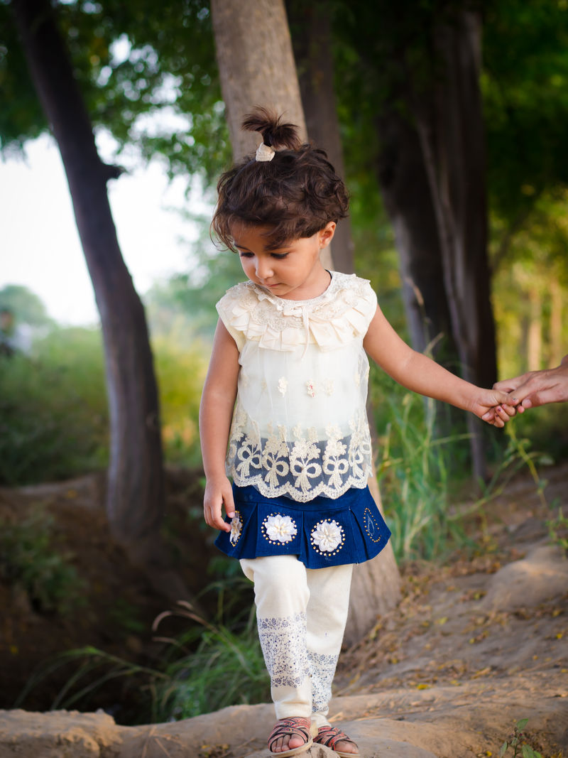 站在棕色树旁的女孩