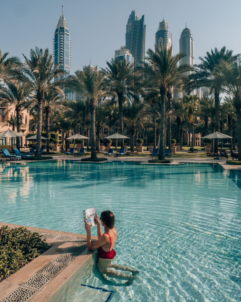 白天看游泳池杂志的女人