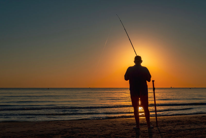 在海滩上钓鱼的人