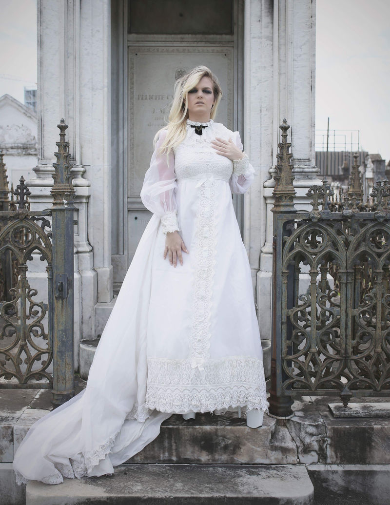 站在灰门旁边的女人