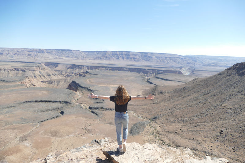 站在山边的女人