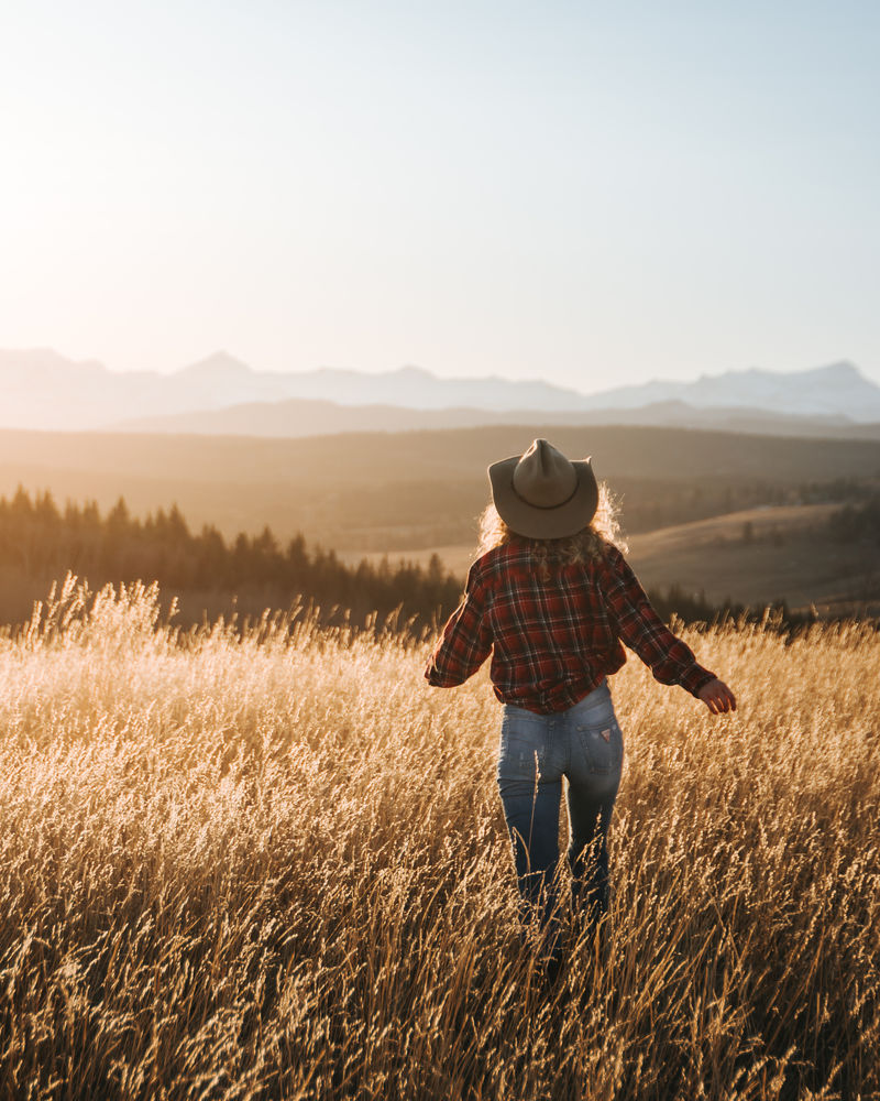 戴牛仔帽的人站在地上