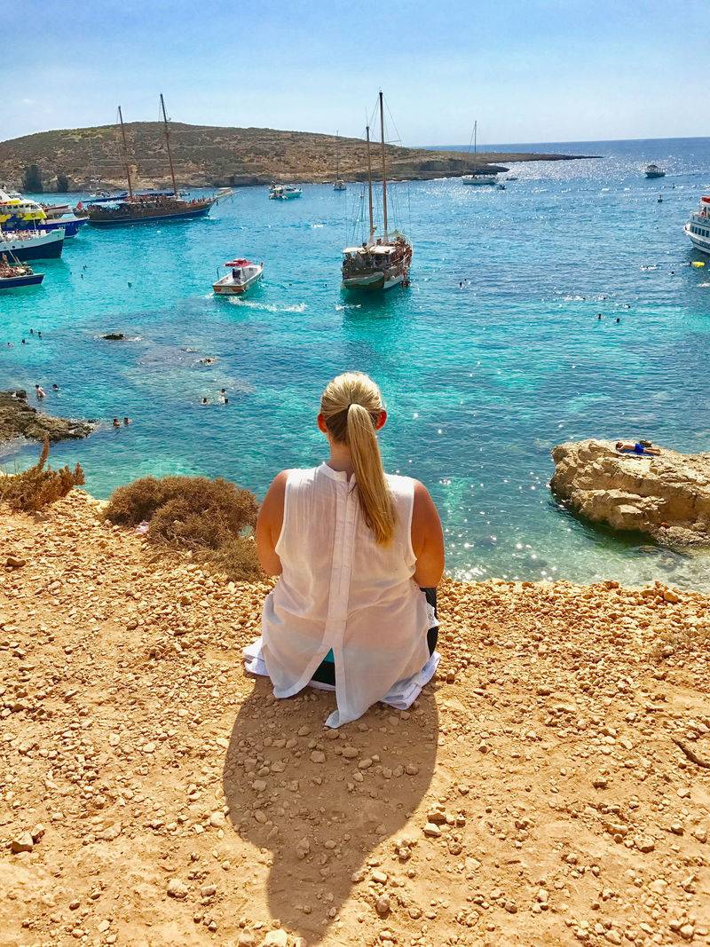 坐在碧海蓝天下的女人