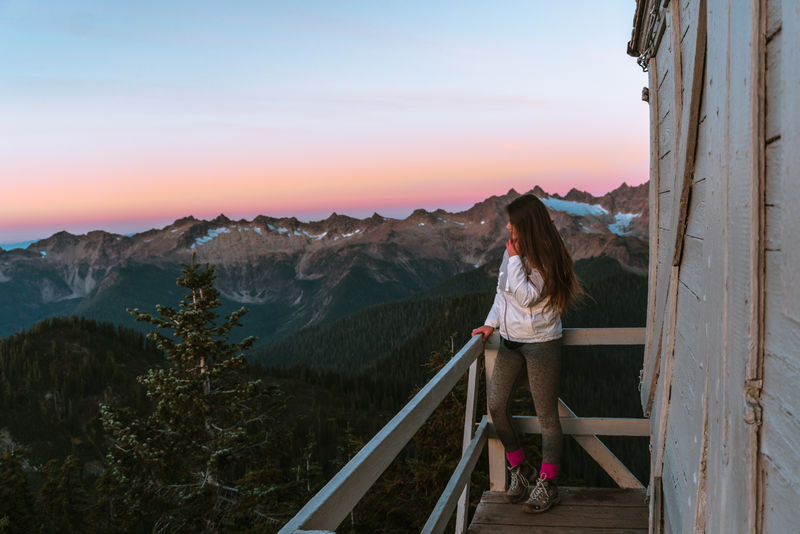 白衣女子白天站在山前阳台上