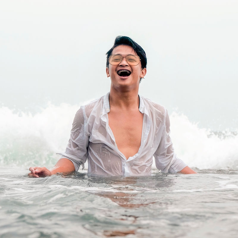 站在海上微笑的人