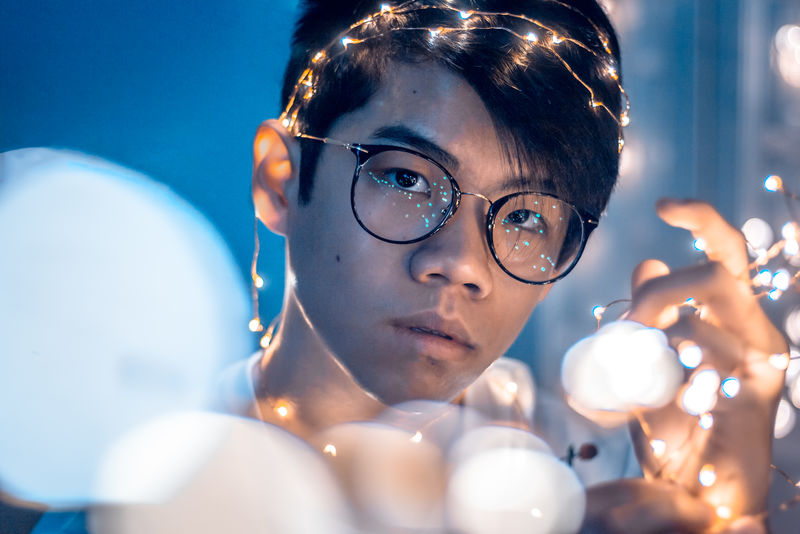 戴着嬉皮士眼镜的男人