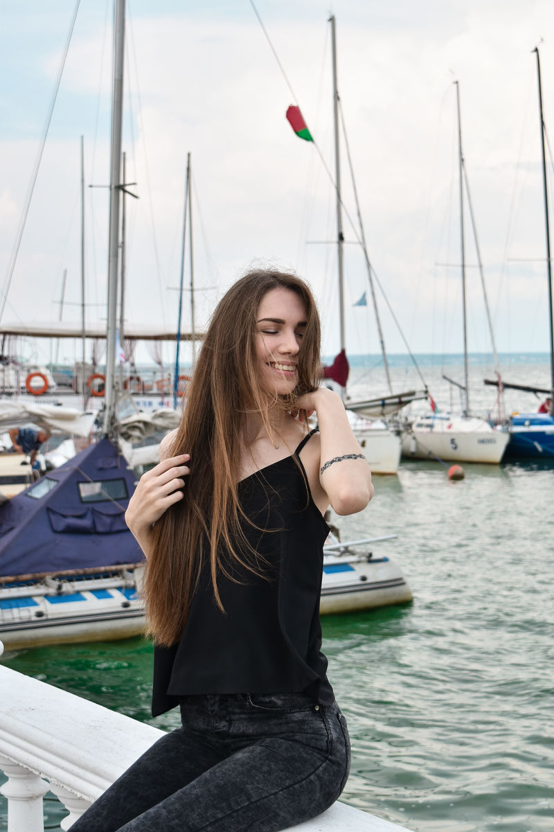 穿黑色上衣的女人