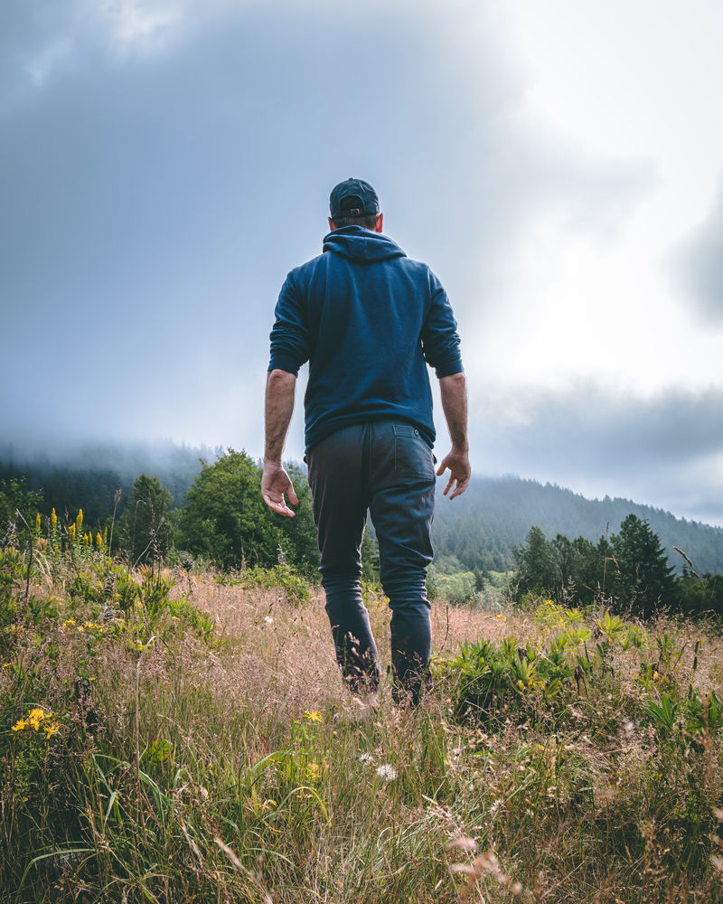 在草地上行走的人
