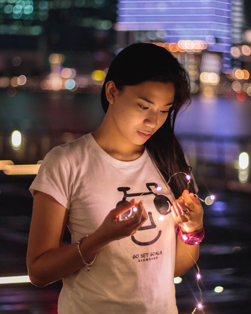 拿着弦灯的女人