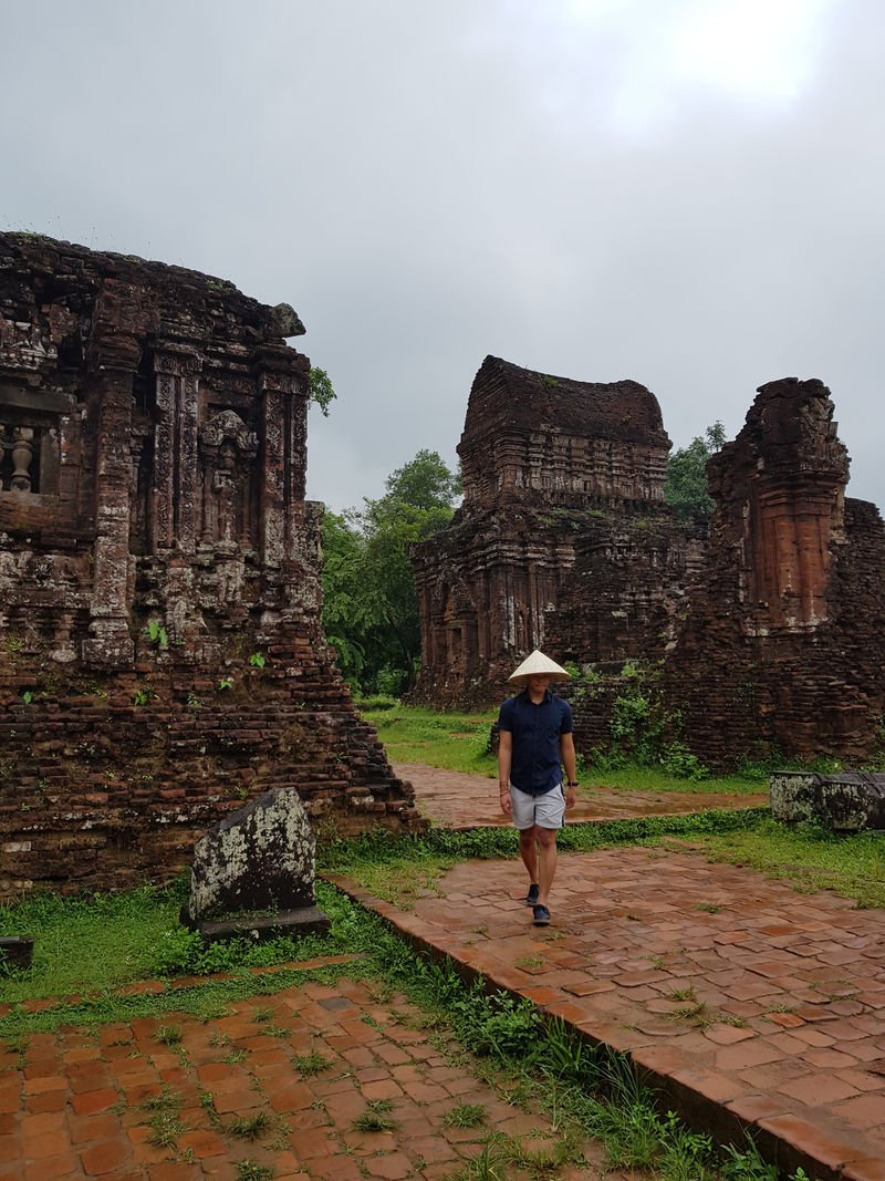 棕色和黑色混凝土建筑