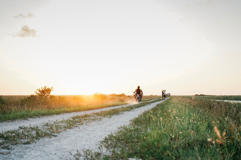 棕色和黑色木栅栏