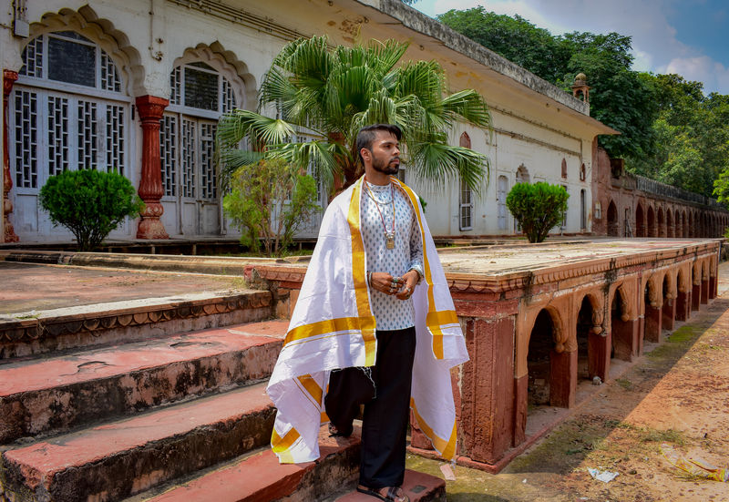 站在台阶上穿着外套的男人