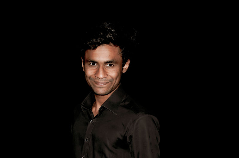 穿黑衬衫的微笑男人