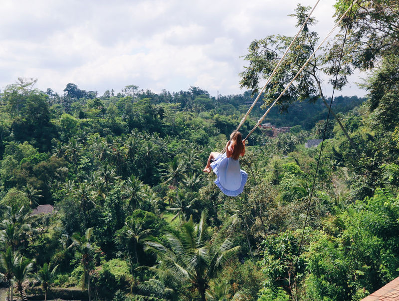 坐在秋千上挂在树下的女人