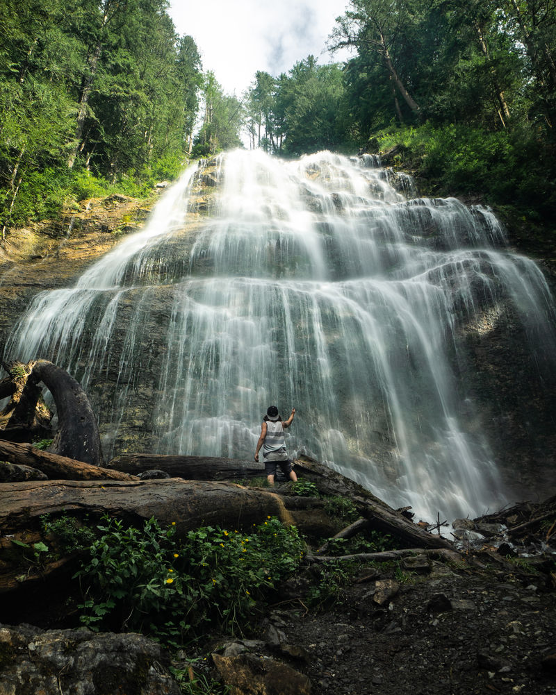 白天站在瀑布附近的人
