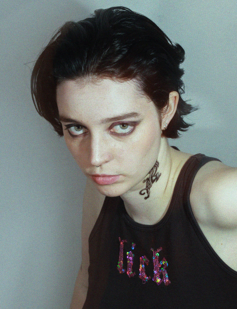 穿黑色背心的女人