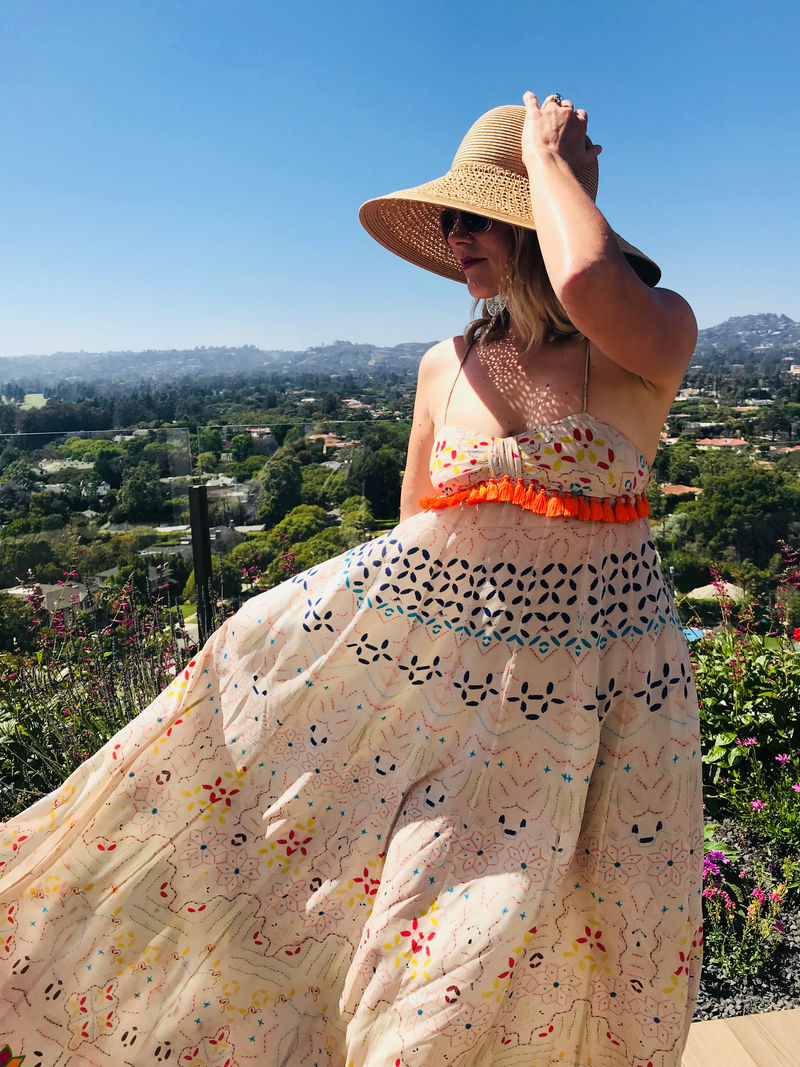 穿白色连衣裙的女人