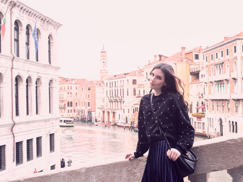 站在混凝土栏杆旁的黑衣女子