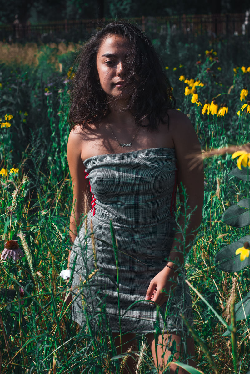 被黄花包围的女人