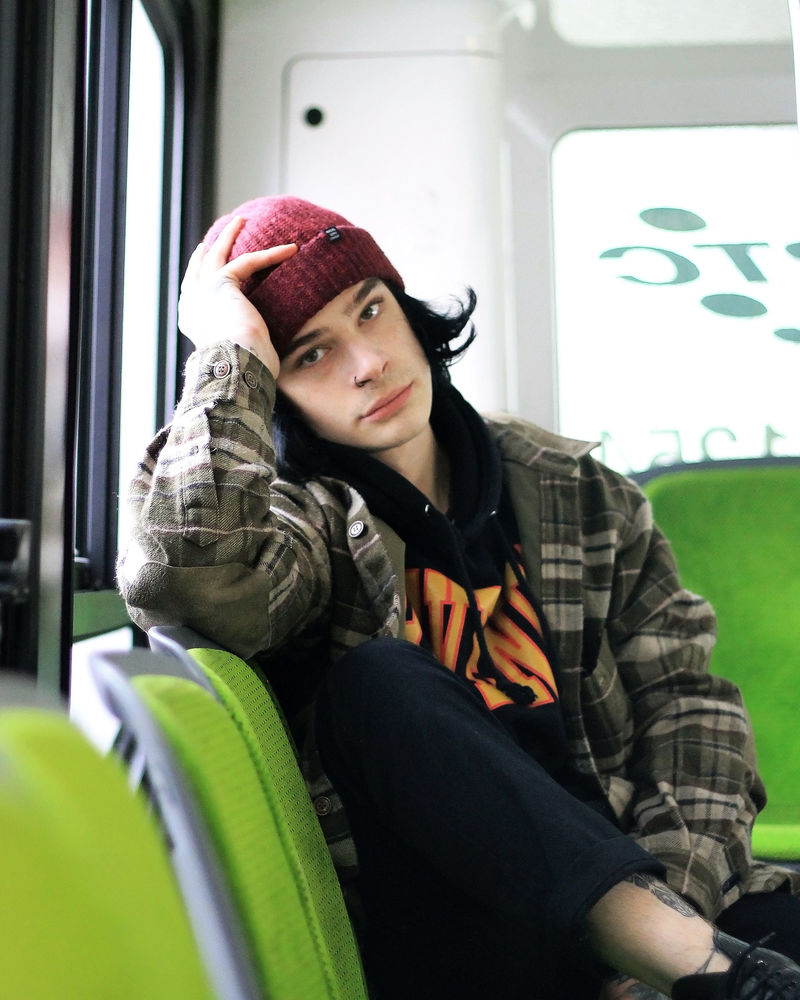 坐在绿色椅子上的男人