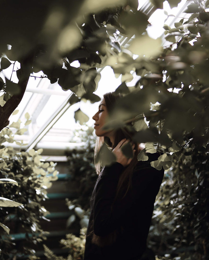 花园棚屋附近妇女焦点摄影