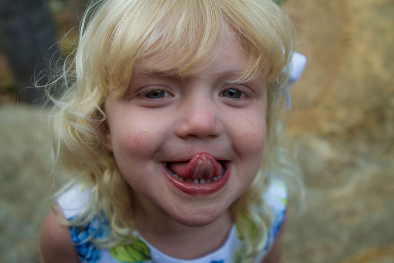白天伸出舌头的女孩