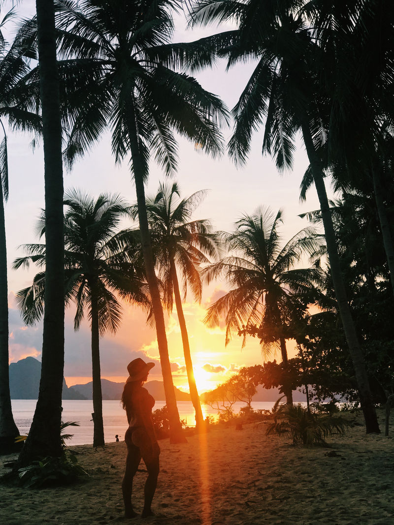 戴帽子的女人的轮廓