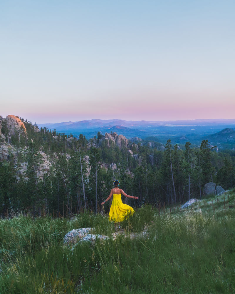 站在绿草地上的女人