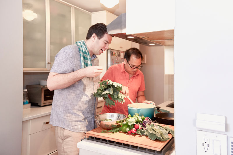 准备午餐的夫妇