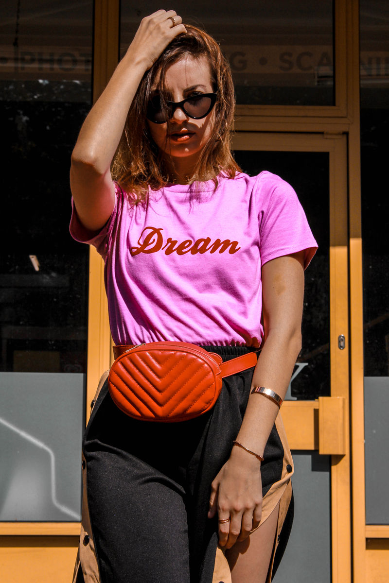 白天拿着头发穿粉红色衬衫的女人