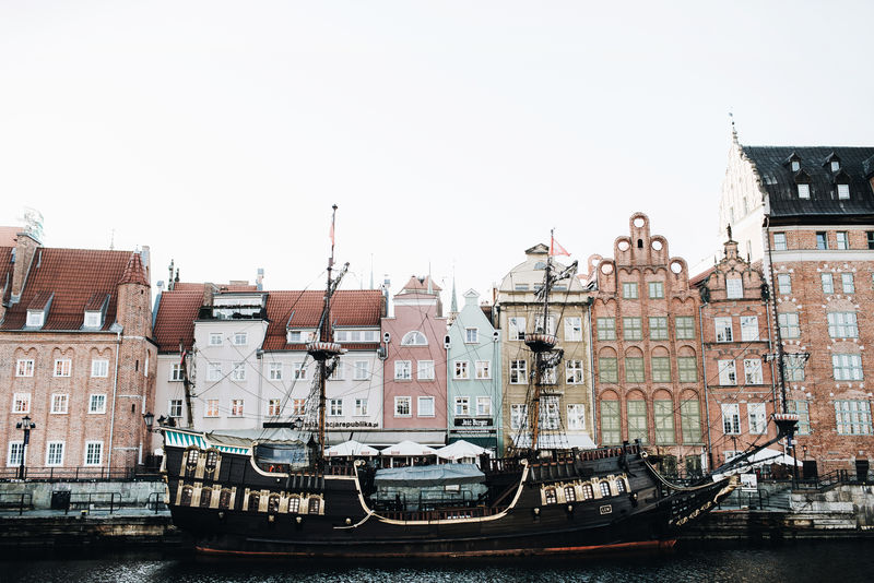 2018年9月1日-格但斯克/波兰:波兰格但斯克古城中心的建筑-建筑物和旧船