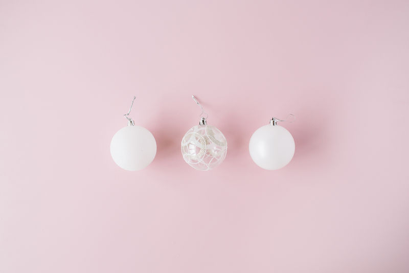 圣诞装饰：粉色背景的白色玻璃圣诞球-平放俯视图
