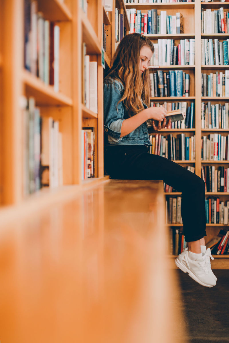 坐在图书馆的女孩