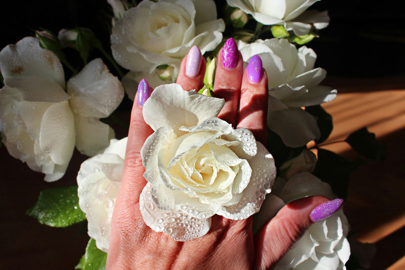 手持白色花瓣的人