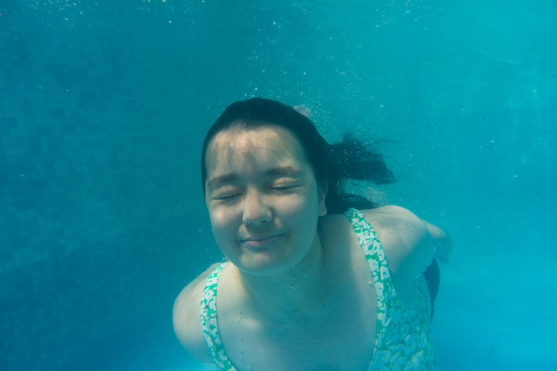 穿泳衣游泳的女人